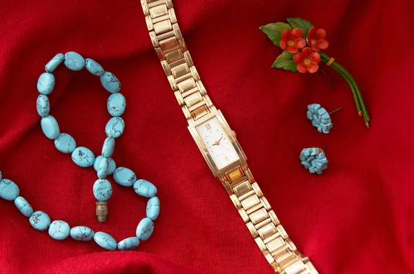 Colar e jóias em fundo de cetim de luxo — Fotografia de Stock
