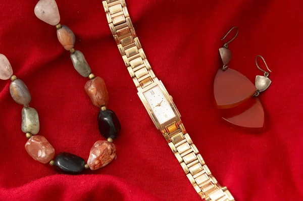 Ожерелье и украшения на роскошном атласном фоне — стоковое фото