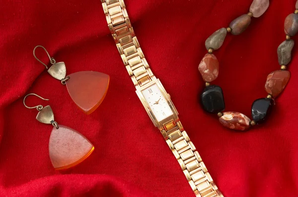 Collana e gioielli su sfondo di raso di lusso — Foto Stock