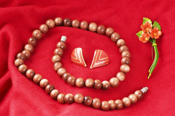 Halsband och smycken på lyx satin bakgrund — Stockfoto