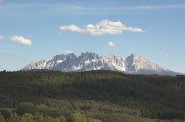 Einsame Wolke über dem Bergrücken — Stockfoto