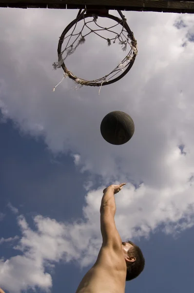 Teenager gioca a basket — Foto Stock