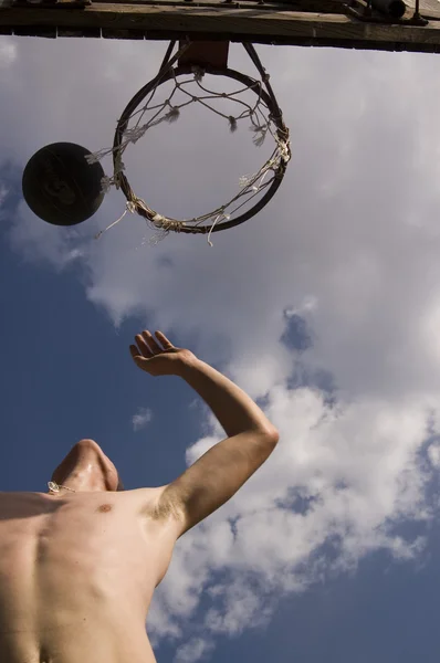 Teenager plays basketball — Stock Photo, Image
