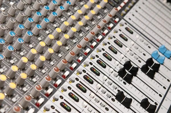 Primer plano del mezclador de sonido profesional — Foto de Stock