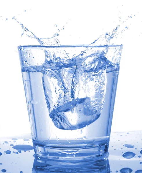 Напій води — стокове фото