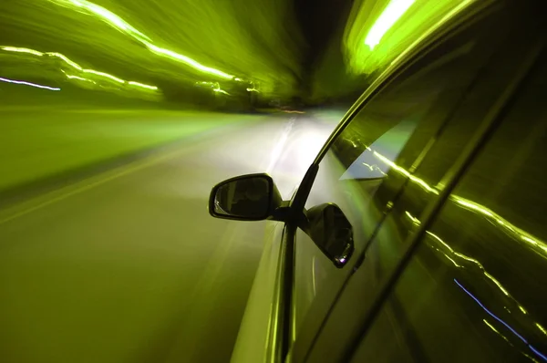Nachtfahrt mit Auto in Bewegung — Stockfoto