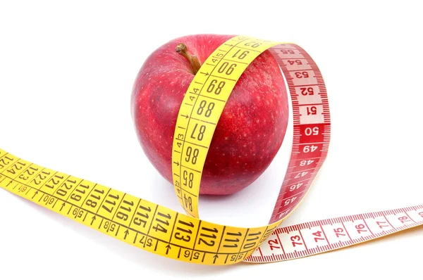 Яблоко и измерительная лента на белом — стоковое фото