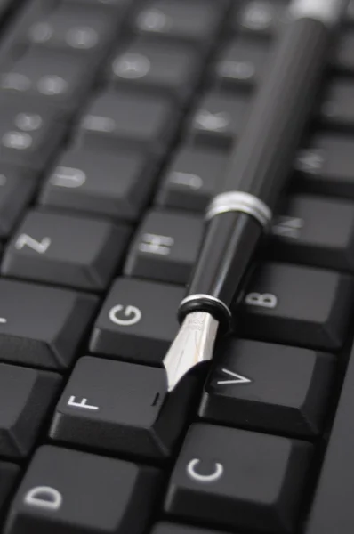 Pen and keyboard — Stock Photo, Image