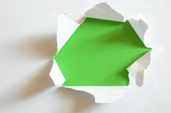 Зелена діра в чистому аркуші паперу — стокове фото