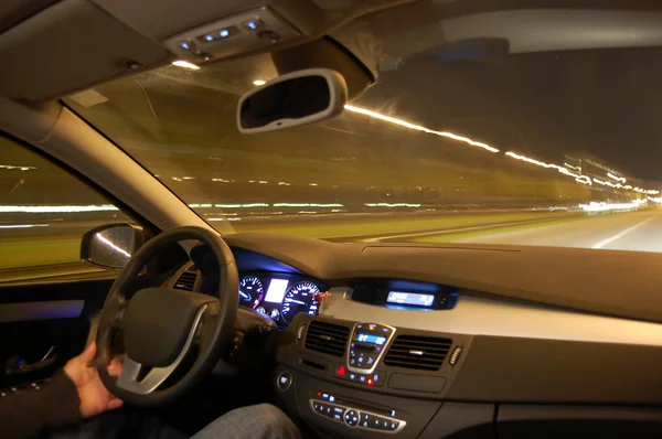 Carro em movimento à noite — Fotografia de Stock