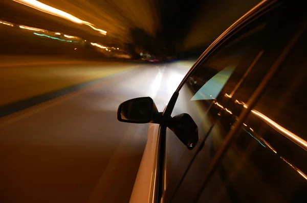 Passeio noturno com carro em movimento — Fotografia de Stock
