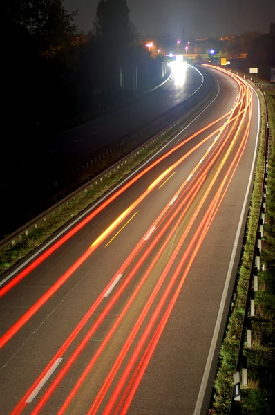 Estrada com tráfego automóvel — Fotografia de Stock