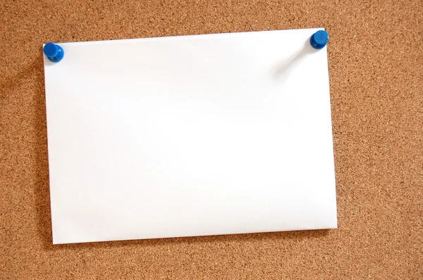 Folha de papel em branco no quadro de avisos — Fotografia de Stock