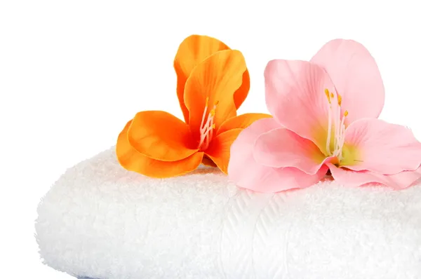 Πετσέτα και λουλούδι — Φωτογραφία Αρχείου