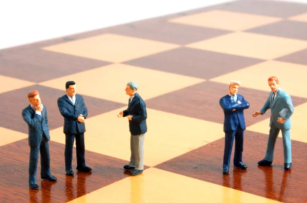 Homem de negócios em um tabuleiro de xadrez — Fotografia de Stock