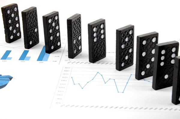 Domino na wykresie — Zdjęcie stockowe