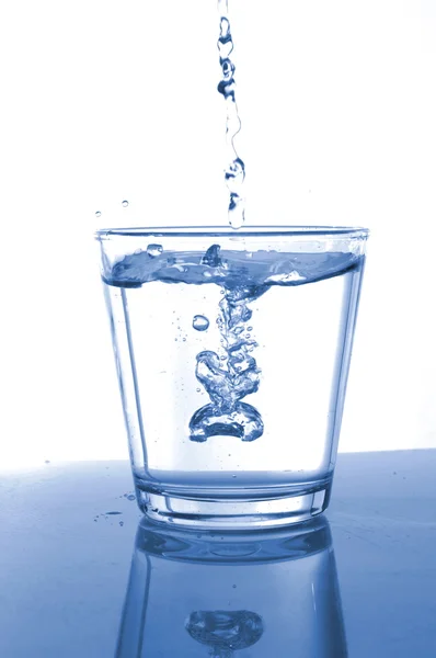 Наповнення склянки водою — стокове фото