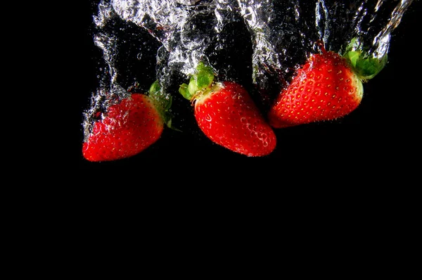 Φράουλα σε νερό — Φωτογραφία Αρχείου