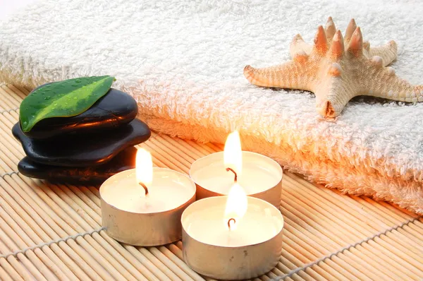 Toalha de banho branca dobrada e pedras zen — Fotografia de Stock