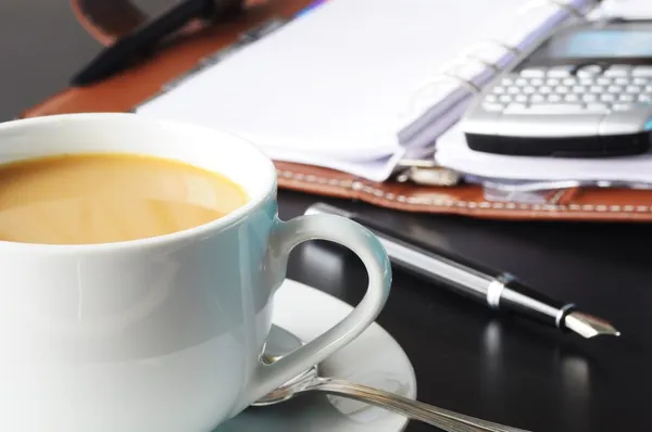 Šálek kávy v kanceláři — Stock fotografie