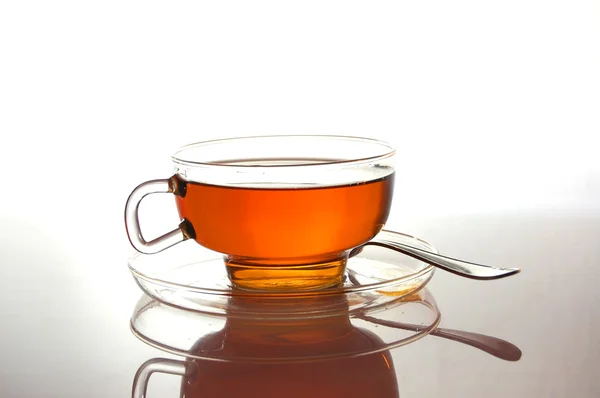 Taza de té sobre blanco con reflejo — Foto de Stock