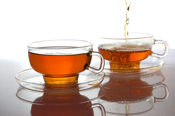 Tazza di tè su bianco con riflesso — Foto Stock