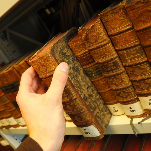 Libros viejos en una biblioteca —  Fotos de Stock