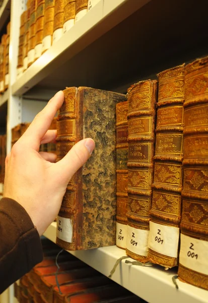 Livros antigos em uma biblioteca — Fotografia de Stock