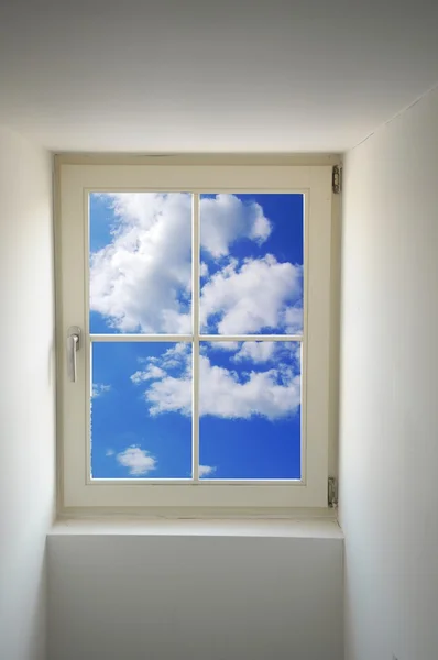 Παράθυρο και μπλε ουρανό — Φωτογραφία Αρχείου