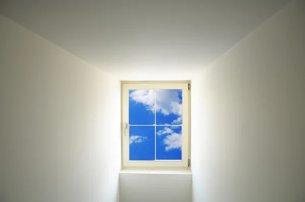 Janela e céu azul — Fotografia de Stock