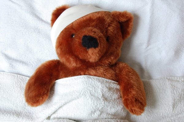 Больной Тедди с травмой в постели
