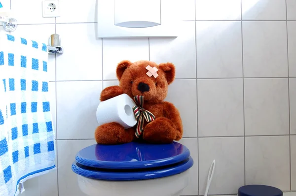 Giocattolo orsacchiotto su wc toilette — Foto Stock