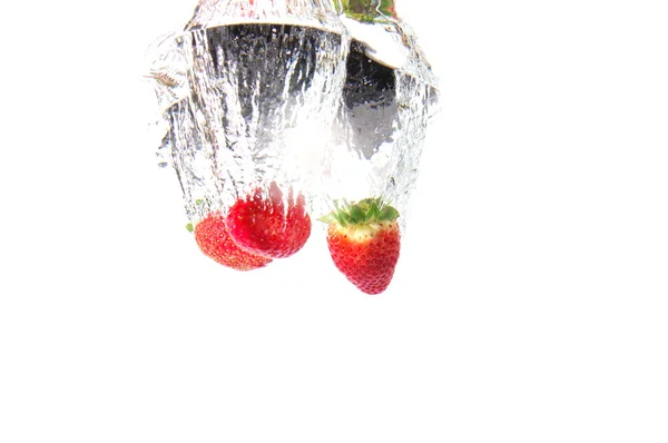 Fruta de morango em água — Fotografia de Stock