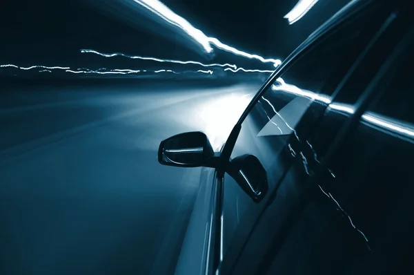 Ночная поездка с машиной в движении — стоковое фото