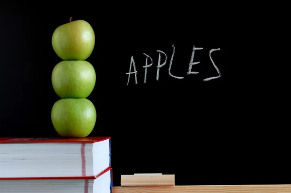Äpplen och svarta tavlan — Stockfoto