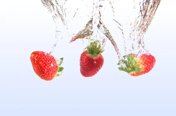 Fruta de morango em água — Fotografia de Stock