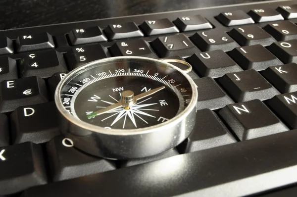 Datorns tangentbord och kompass — Stockfoto