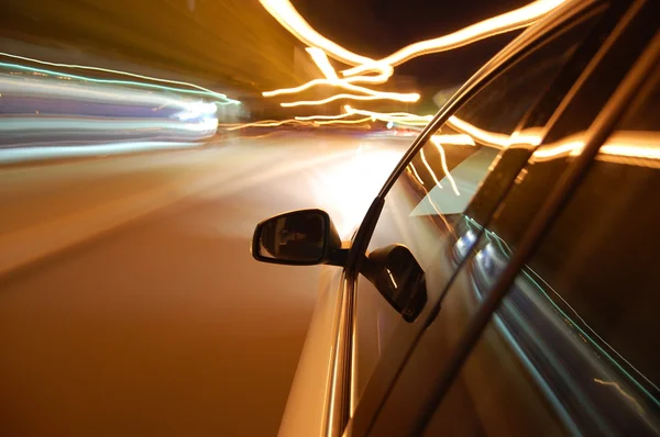 Conducción nocturna con coche en movimiento — Foto de Stock