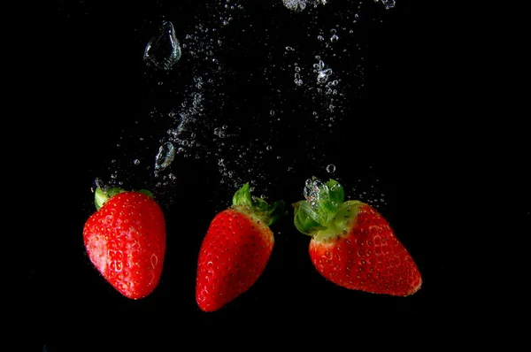 Strawberry dalam air — Stok Foto