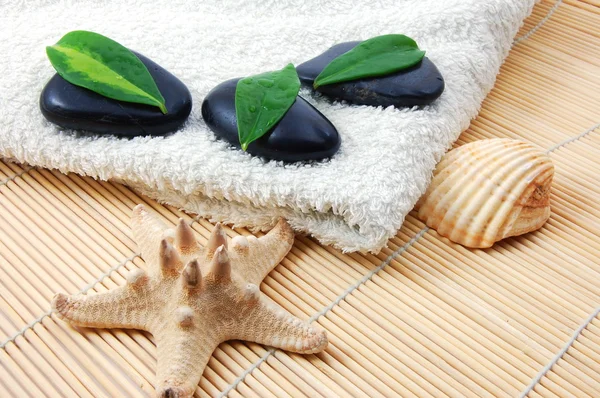 Toalha de banho branca dobrada e pedras zen — Fotografia de Stock