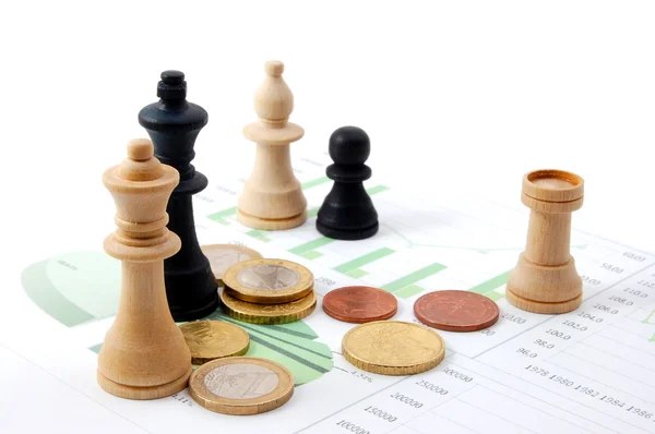 비즈니스 차트 위에 체스 맨 — 스톡 사진