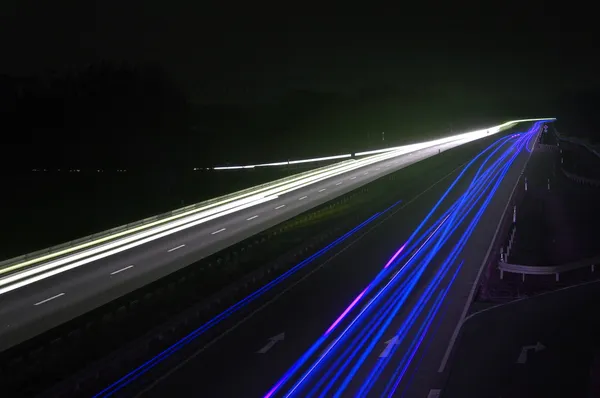 Geceleri araba trafiği olan yol — Stok fotoğraf