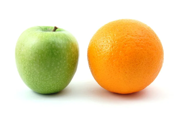 Apple и апельсин — стоковое фото
