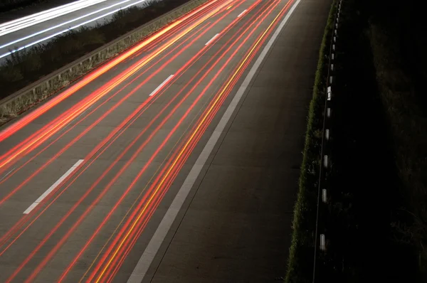 Karayolu trafik ile gece — Stok fotoğraf