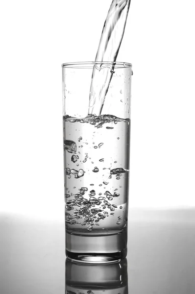 Glas water gieten — Stockfoto