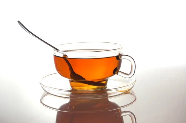Taza de té sobre blanco con reflejo — Foto de Stock