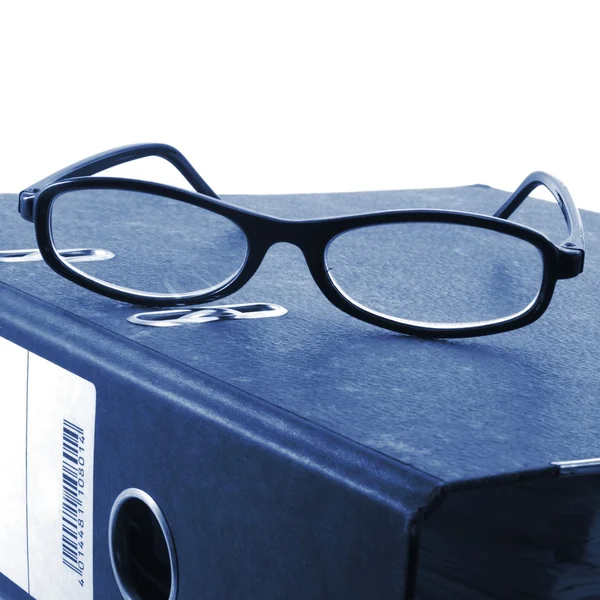Brille und Ordner — Stockfoto