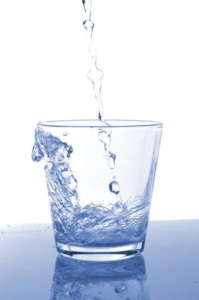 Naplnění sklenice vodou — Stock fotografie