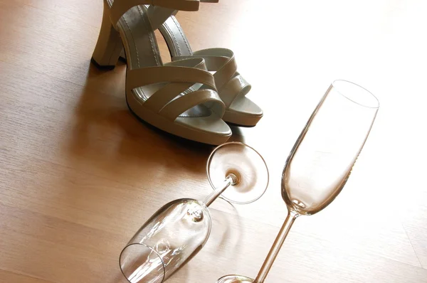 Seksowny wysoki obcas i szampan — Zdjęcie stockowe