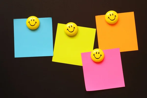 Smiley und Papier mit Copyspace — Stockfoto